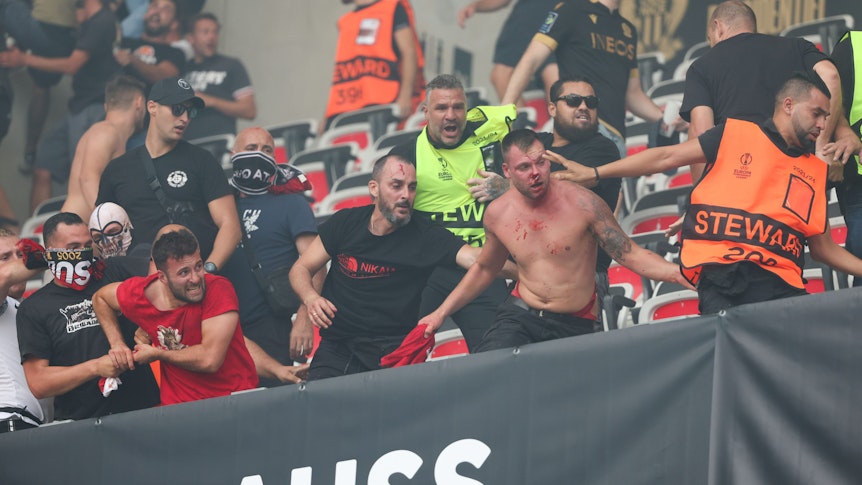 Fans des 1. FC Köln und von OGC Nizza prügeln sich im Stadion