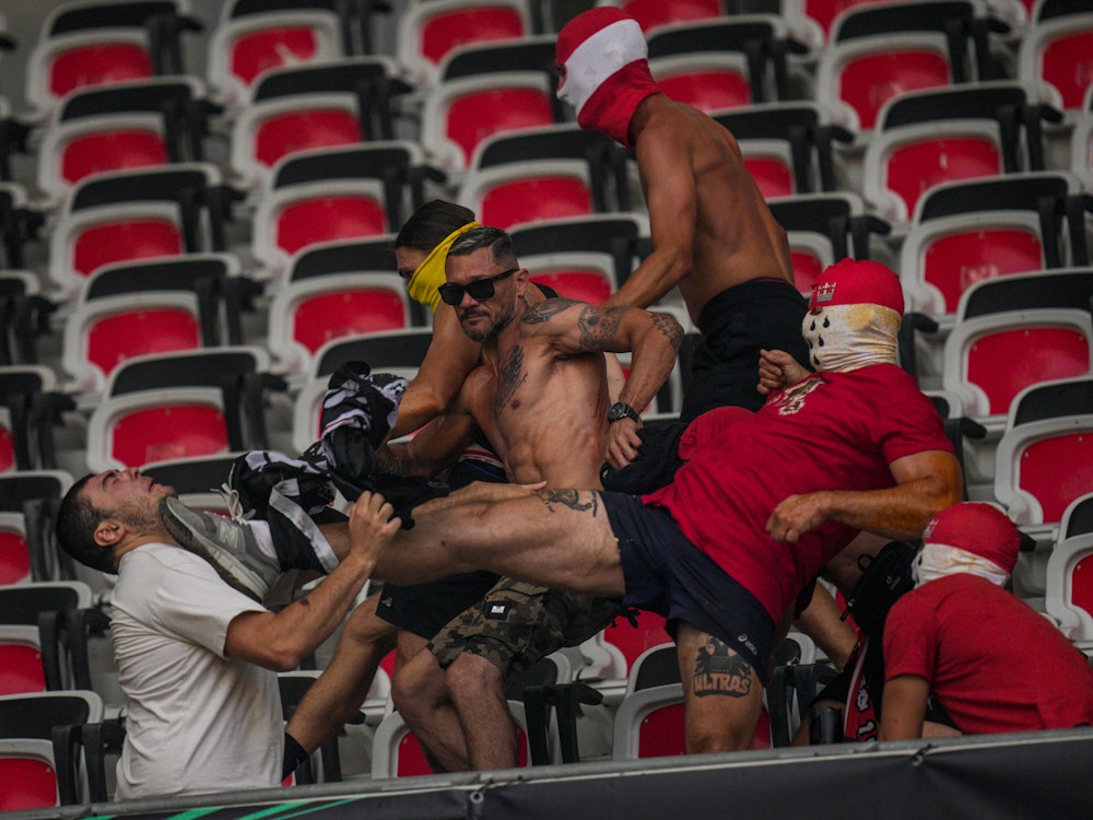Fans prügeln sich vor dem Spiel OGC Nizza gegen 1. FC Köln in der Conference League