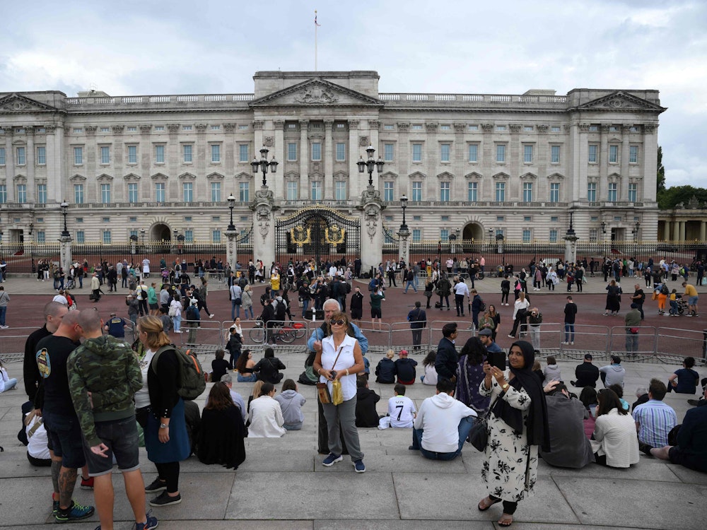 Die Menschen in London und dem Vereinigten Königreich bangen um ihre Queen.