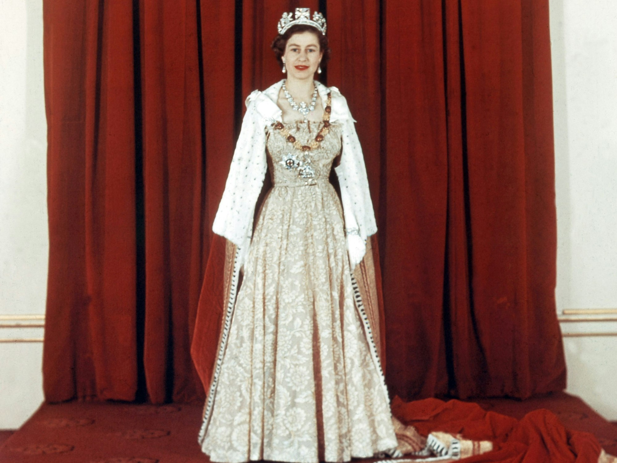 Queen Elizabeth II. steht in feierlichem Ornat am Tag ihrer Krönung.