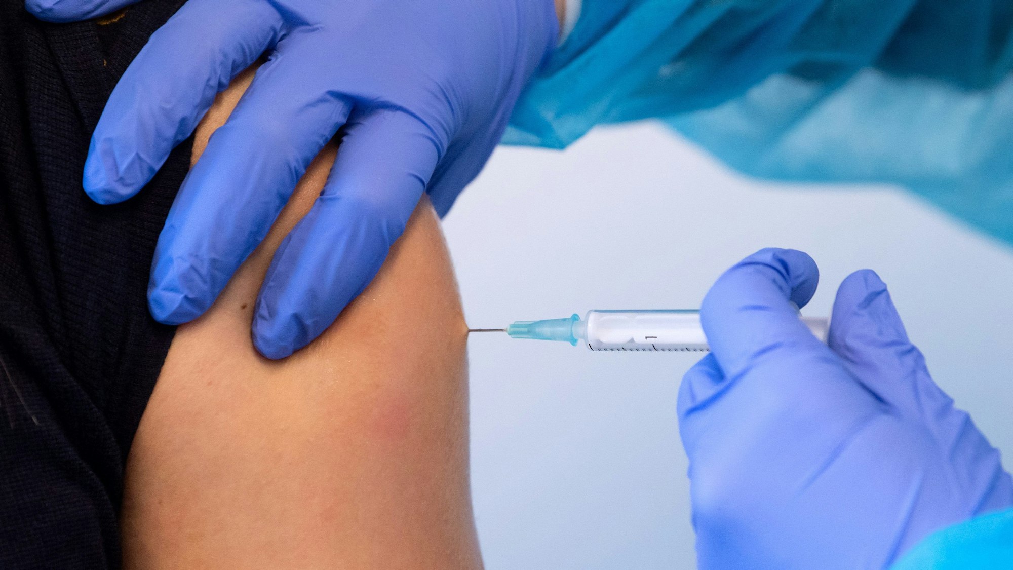 Eine Frau wird am 2. März 2021 mit einem Corona-Impfstoff geimpft. In Köln wartet man derzeit auf den neuen Impfstoff von Biontech und Moderna.