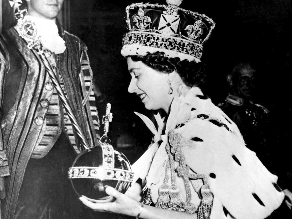Das Foto vom 2. Juni 1953 in London zeigt die britische Königin Elizabeth II., die die Westminster Abbey nach ihrer Krönungszeremonie verlässt.
