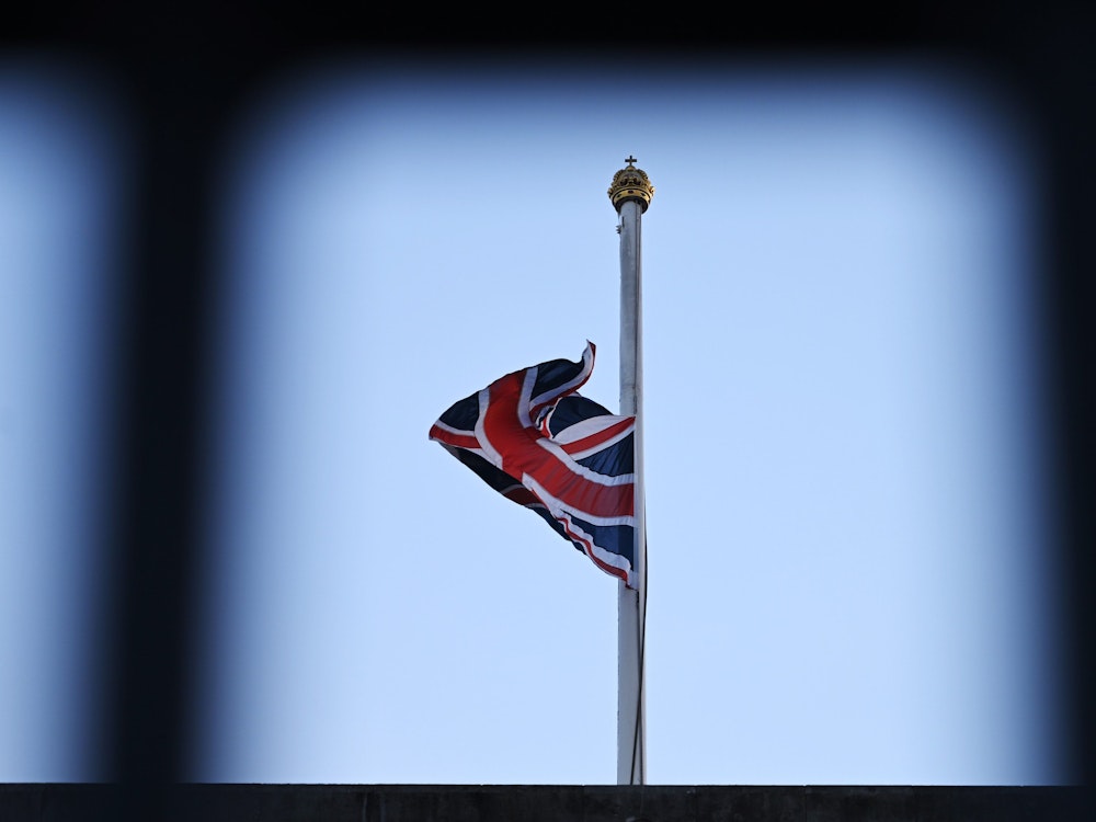Die Flagge über dem Buckingham Palast weht auf halbmast. Die Königin von England ist tot.