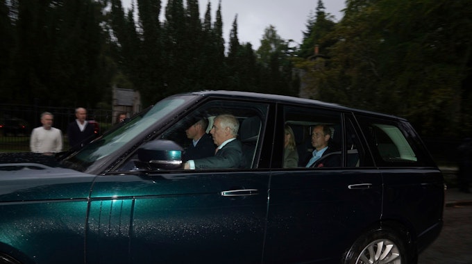 Queen-Enkel Prinz William (am Steuer) sowie die Söhne der Königin, Prinz Andrew, Prinz Edward und dessen Frau Sophie, trafen am Nachmittag in Balmoral ein.