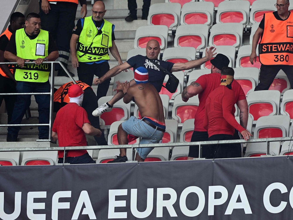 Fans prügeln sich vor dem Spiel OGC Nizza gegen 1. FC Köln in der Conference League