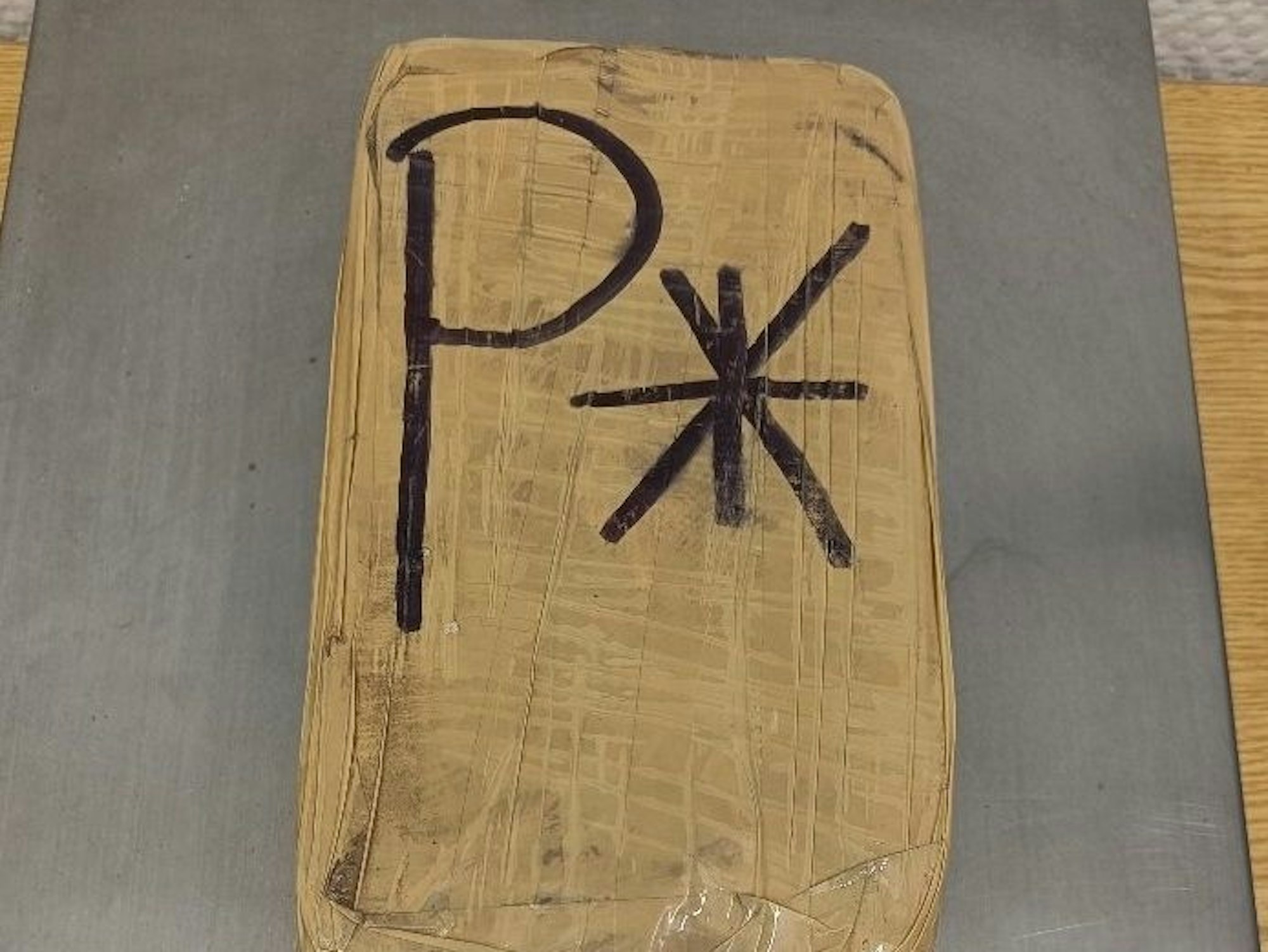 Das Foto der Bundespolizei zeigt ein Paket mit Kokain, das im Kofferraum eines Autos mit Düsseldorfer Kennzeichen gefunden wurde.