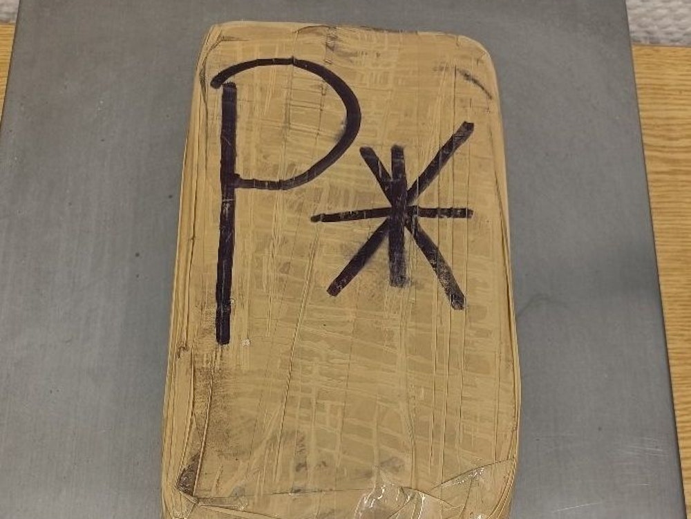 Das Foto der Bundespolizei zeigt ein Paket mit Kokain, das im Kofferraum eines Autos mit Düsseldorfer Kennzeichen gefunden wurde.