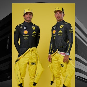 Die Ferrari-Fahrer Carlos Sainz und Charles Leclerc im ungewohnten schwarz-gelben Dress.