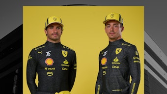 Die Ferrari-Fahrer Carlos Sainz und Charles Leclerc im ungewohnten schwarz-gelben Dress.