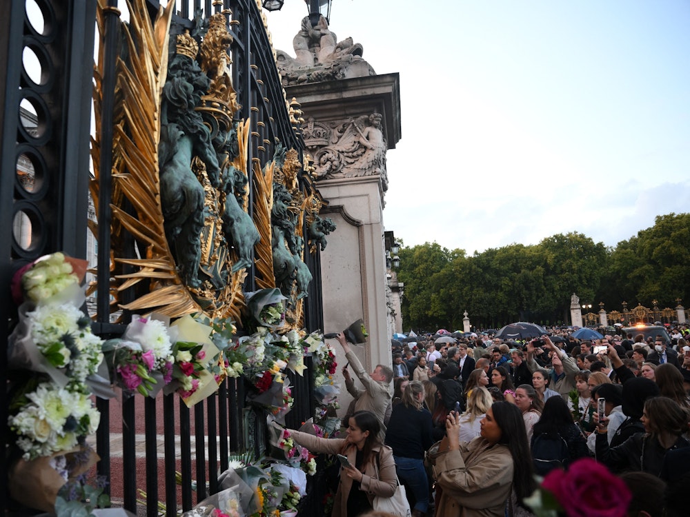 Die Menschen strömten zum Palast, um Blumen und Briefe für ihre verstorbene Königin zu hinterlegen.