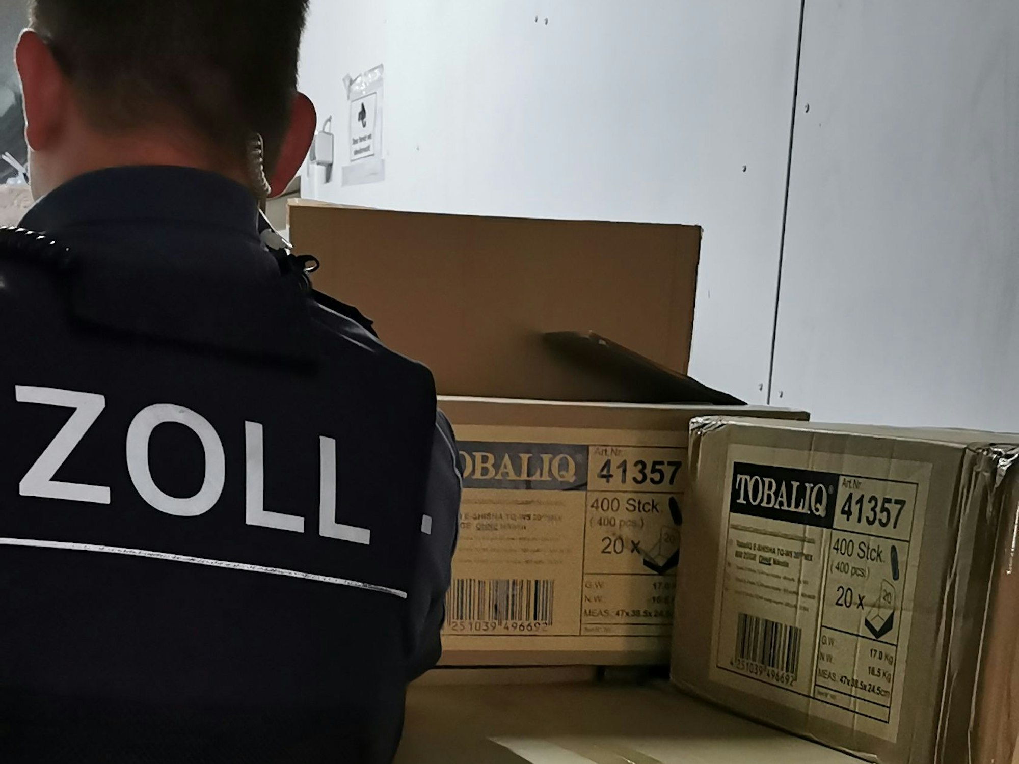 Ein Zoll-Beamter beim Sicherstellen der gefälschten und unversteuerten Ware in einem China-Center in Köln.