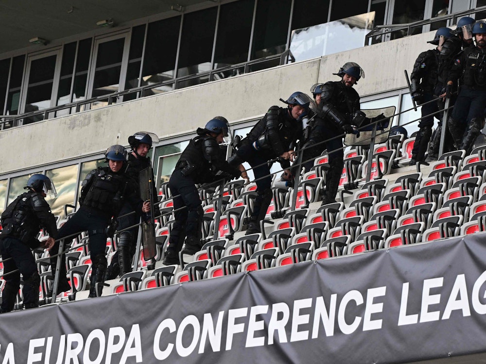 Polizisten ziehen im Stadion von Nizza auf, um Gewalttäter voneinander zu trennen