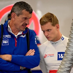 Mick Schumacher und Haas-Boss Günther Steiner sprechen beim Rennen in den Niederlanden in der Team-Garage.