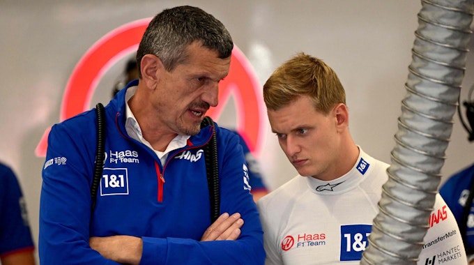 Mick Schumacher und Haas-Boss Günther Steiner sprechen beim Rennen in den Niederlanden in der Team-Garage.