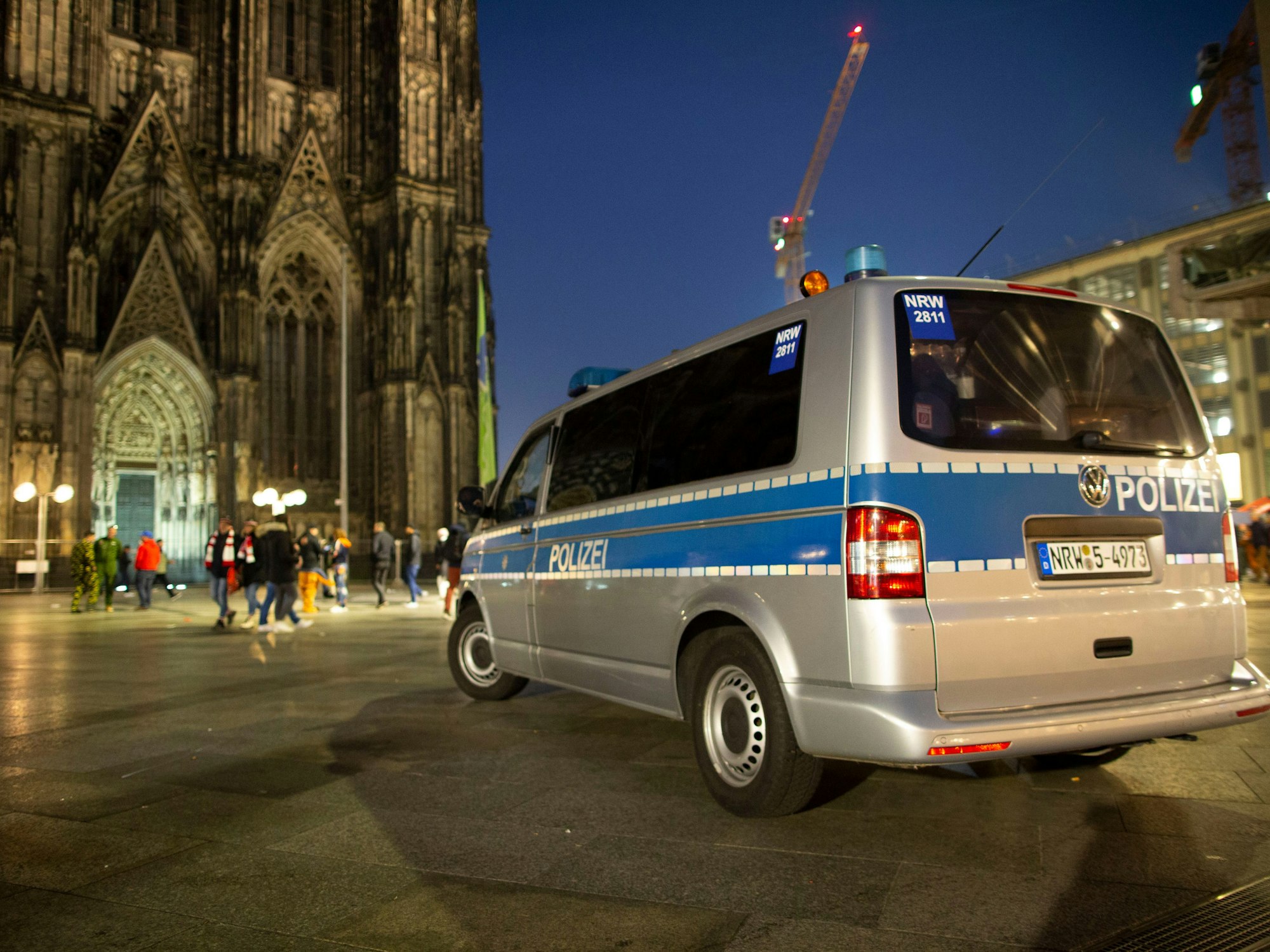 Ein Einsatzfahrzeug der Polizei steht auf der Plateau vor dem Kölner Dom.