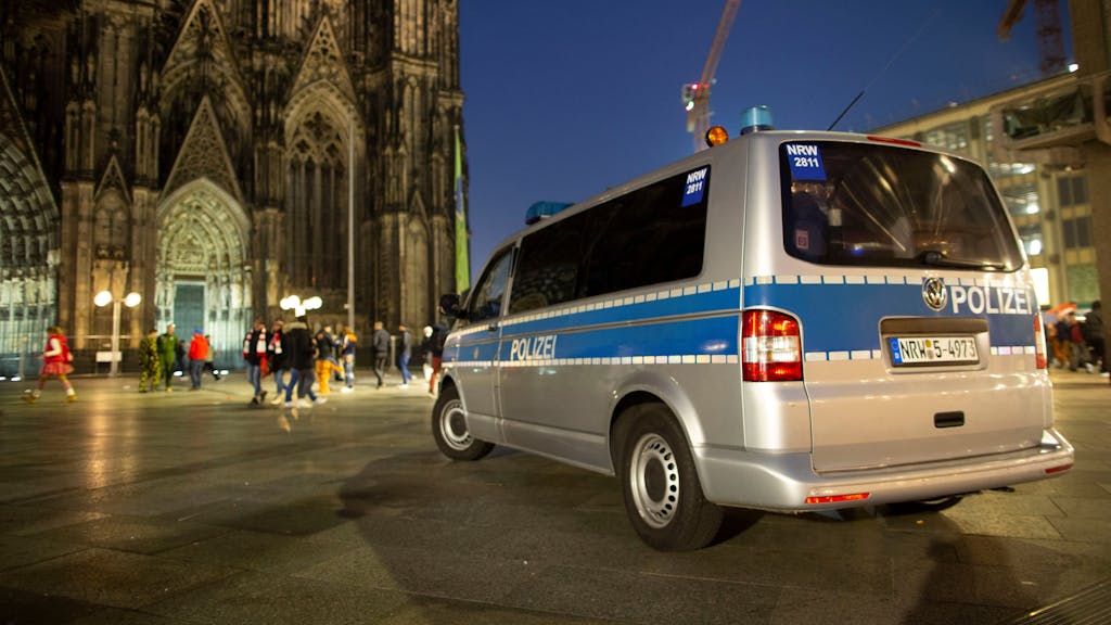 Ein Einsatzfahrzeug der Polizei steht auf dem Plateau vor dem Kölner Dom.&nbsp;