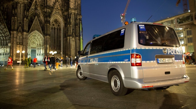 Ein Einsatzfahrzeug der Polizei steht auf dem Plateau vor dem Kölner Dom.