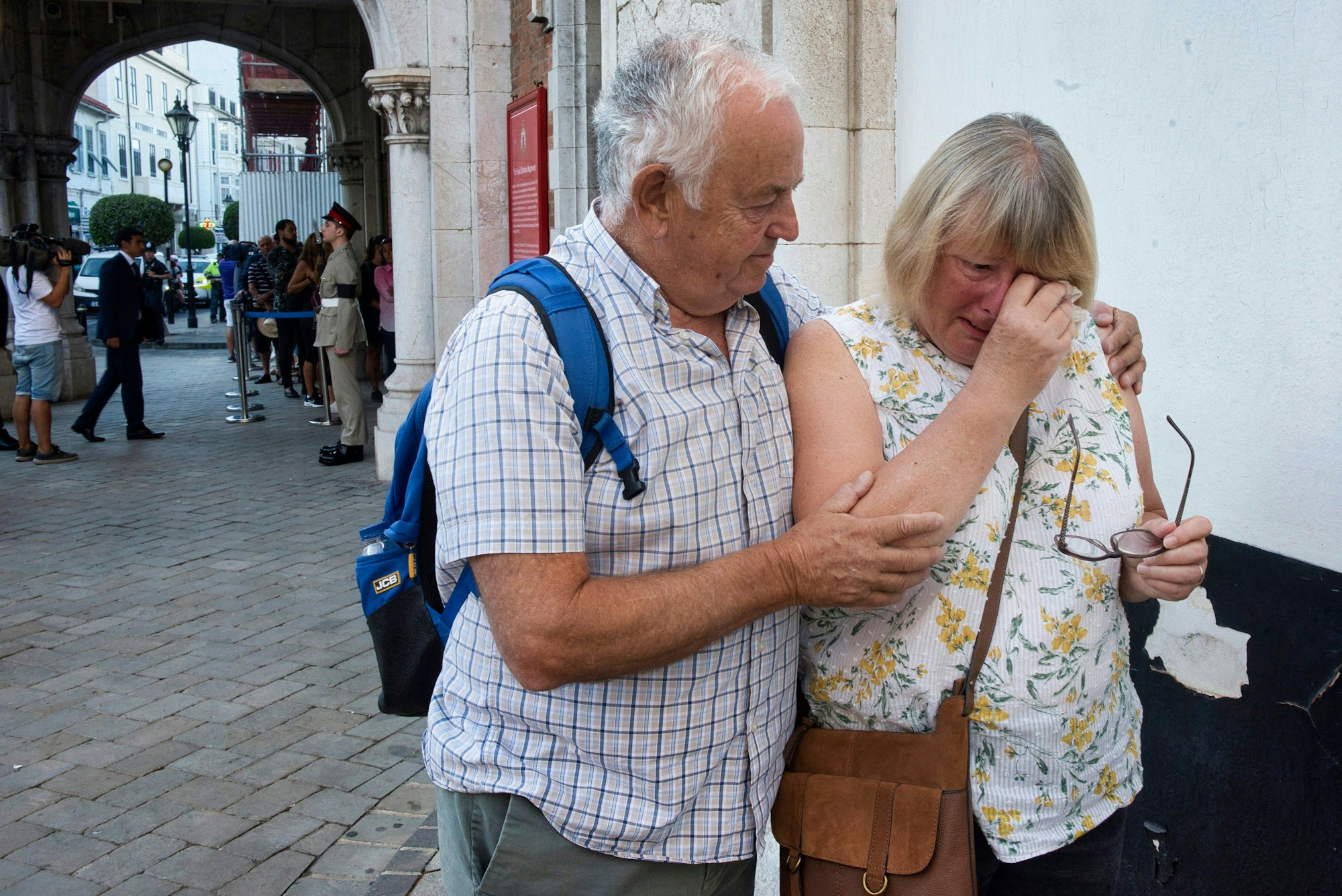 Vor der britischen Botschaft in Gibraltar weint eine Frau am Freitag, 9. September um Queen Elizabeth II.