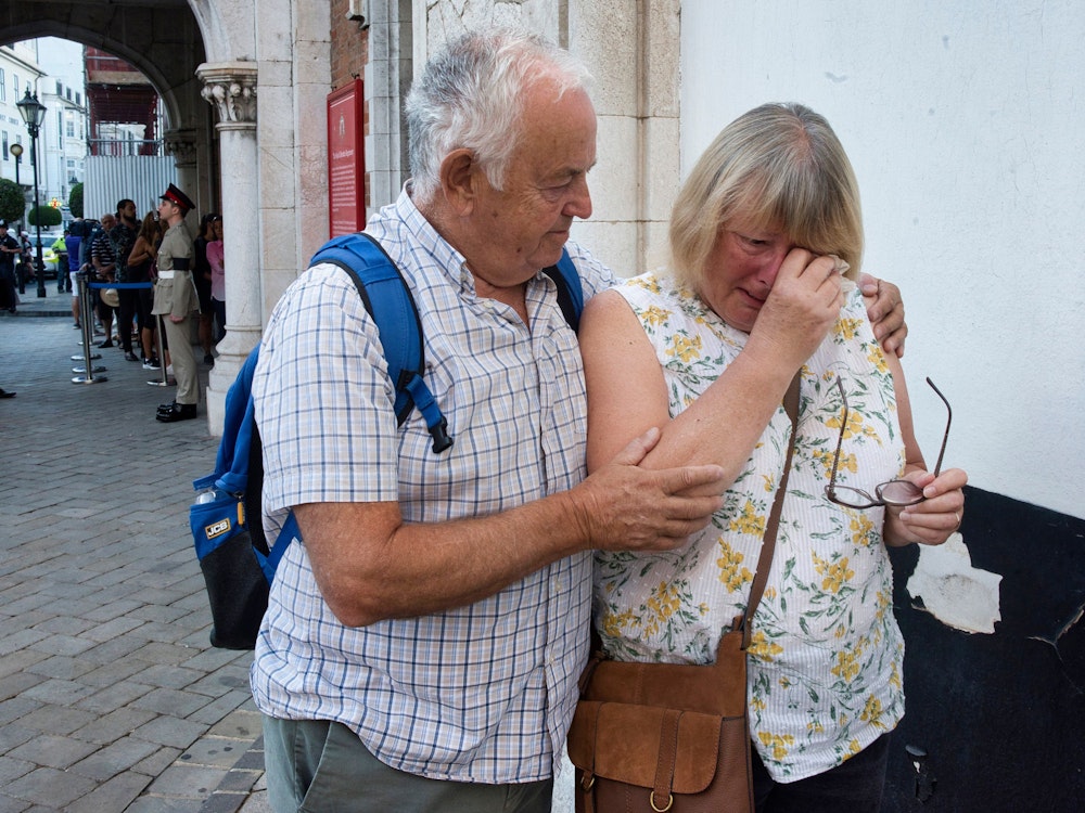 Vor der britischen Botschaft in Gibraltar weint eine Frau am Freitag, 9. September um Queen Elizabeth II.