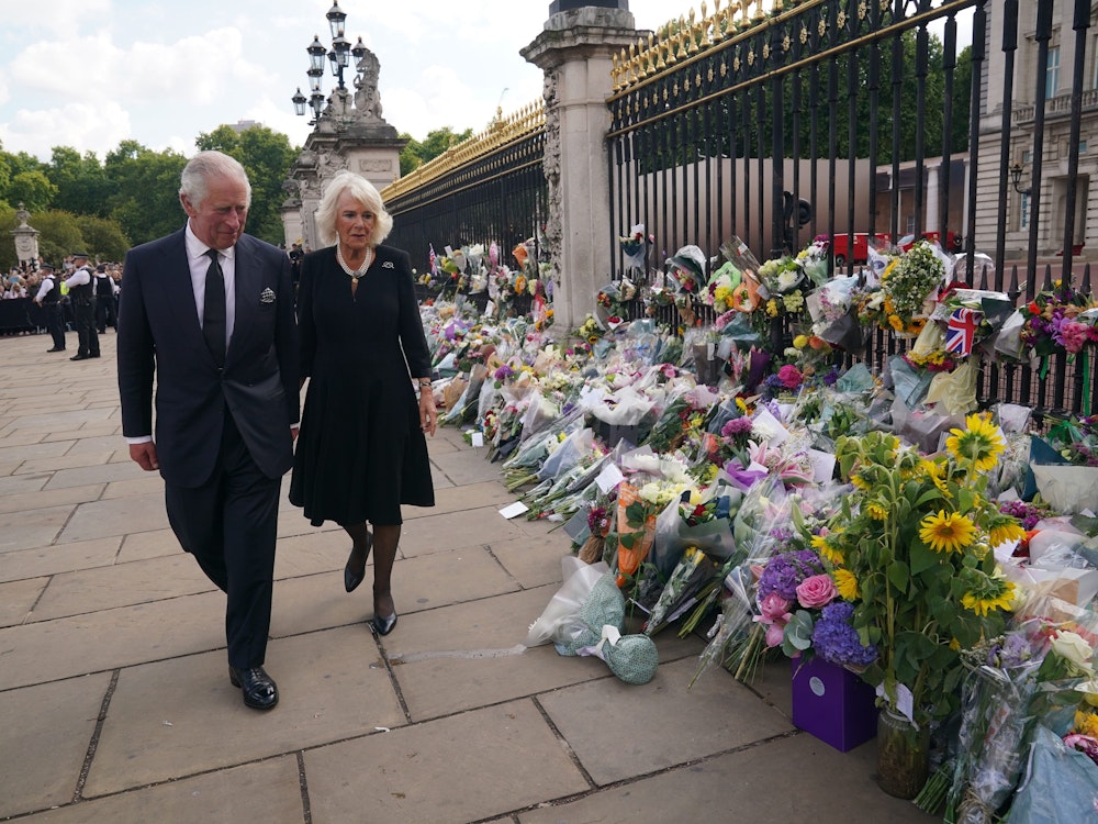 König Charles III. und seine Frau Camilla sehen sich die Blumengestecke und persönlichen Grußworte an, die nach dem Tod von Königin Elizabeth II. vor dem Buckingham-Palast abgelegt wurden.