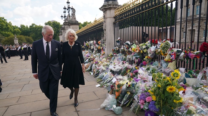 König Charles III. und seine Frau Camilla sehen sich die Blumengestecke und persönlichen Grußworte an, die nach dem Tod von Königin Elizabeth II. vor dem Buckingham-Palast abgelegt wurden.