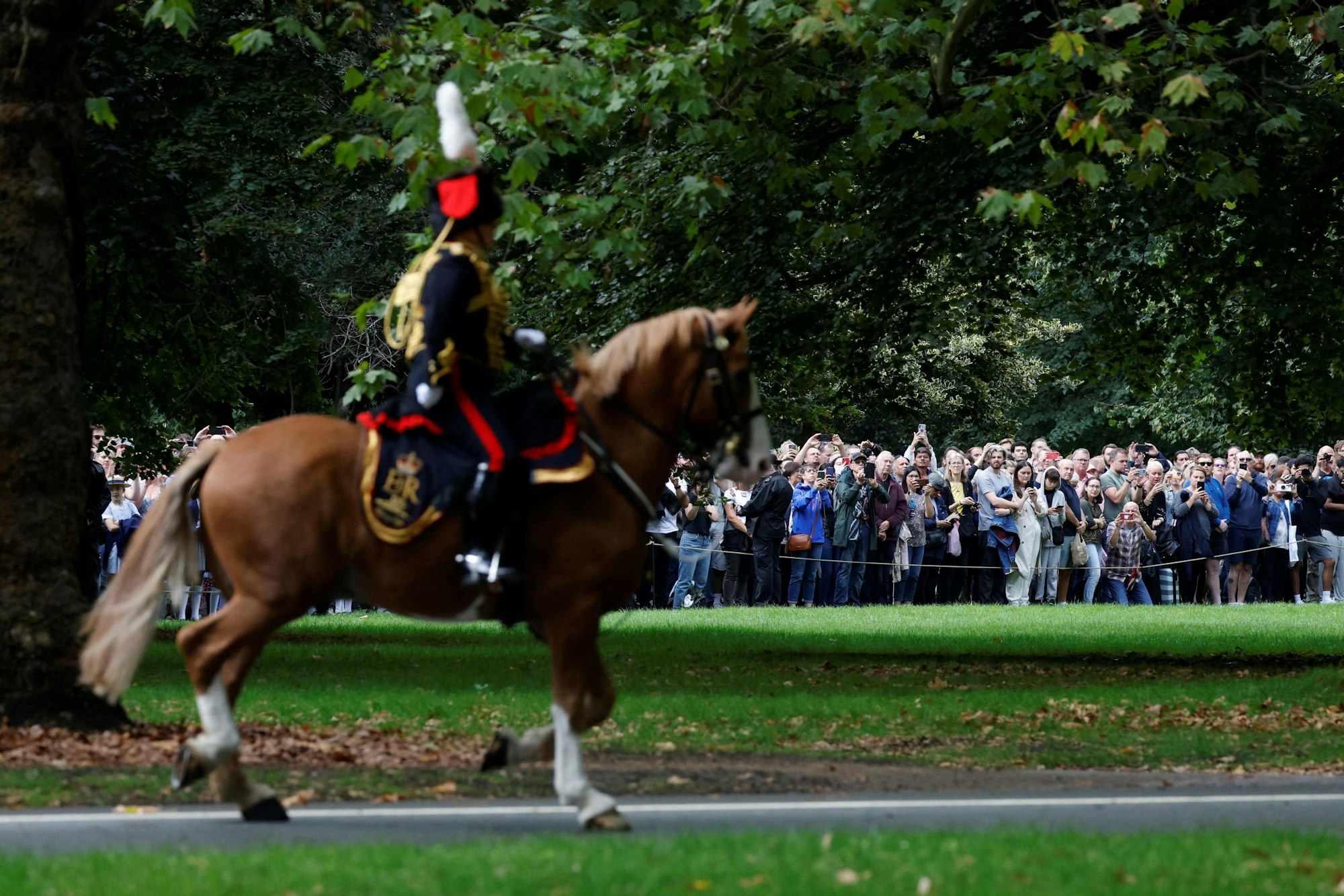 Die Artillerie der britischen Armee trifft am 9. September 2022 im Hyde Park in London ein, um den Salut der Todeskanone anlässlich des Todes von Königin Elisabeth II. abzufeuern. 96 Schuss werden abgefeuert, ein Schuss für jedes Lebensjahr der Königin.