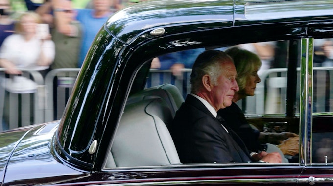 Großbritanniens König Charles III. und Camilla kommen am Freitag (9. September) am Buckingham Palace an, nachdem sie nach dem Tod von Königin Elisabeth II. am Donnerstag von Balmoral abgereist sind.