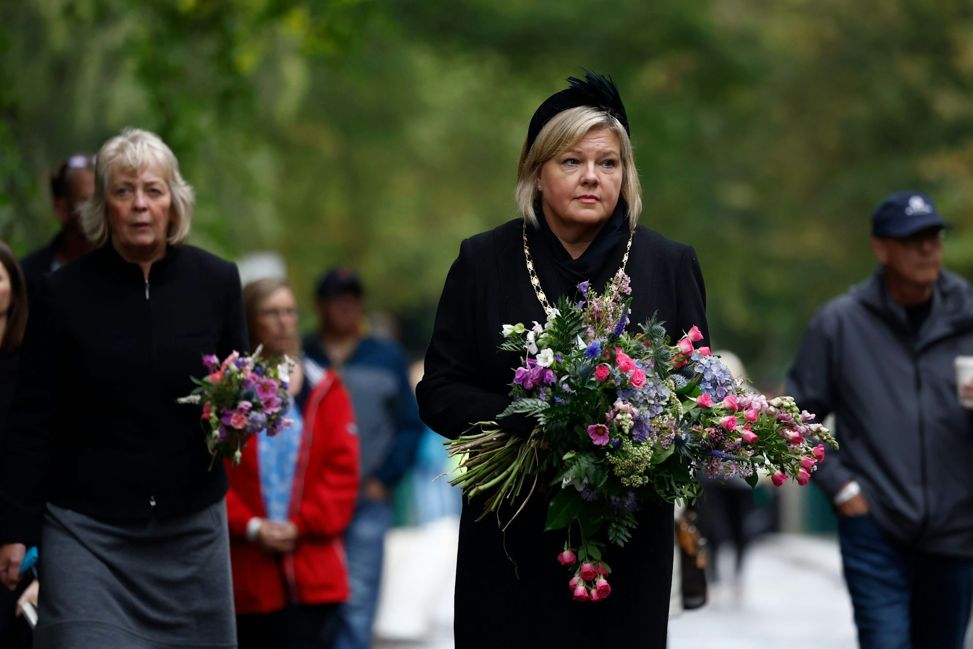 Trauernde überqueren die Balmoral Bridge und bringen am 9. September 2022 Blumen zum Schloss Balmoral in Aberdeen. Dort starb am Tag zuvor Königin Elisabeth II.