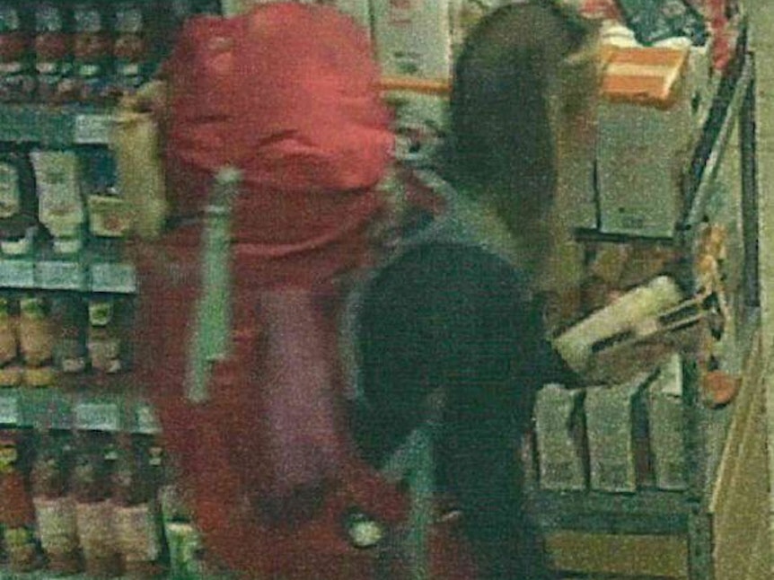 Die Aufnahme einer Supermarkt-Kamera zeigt Scarlett S. aus Bad Lippspringe (Polizeifoto). Das Schicksal der seit zwei Jahren im Schwarzwald vermissten 26-jährigen Scarlett S. aus Bad Lippspringe (Nordrhein-Westfalen) ist weiter ungewiss.
