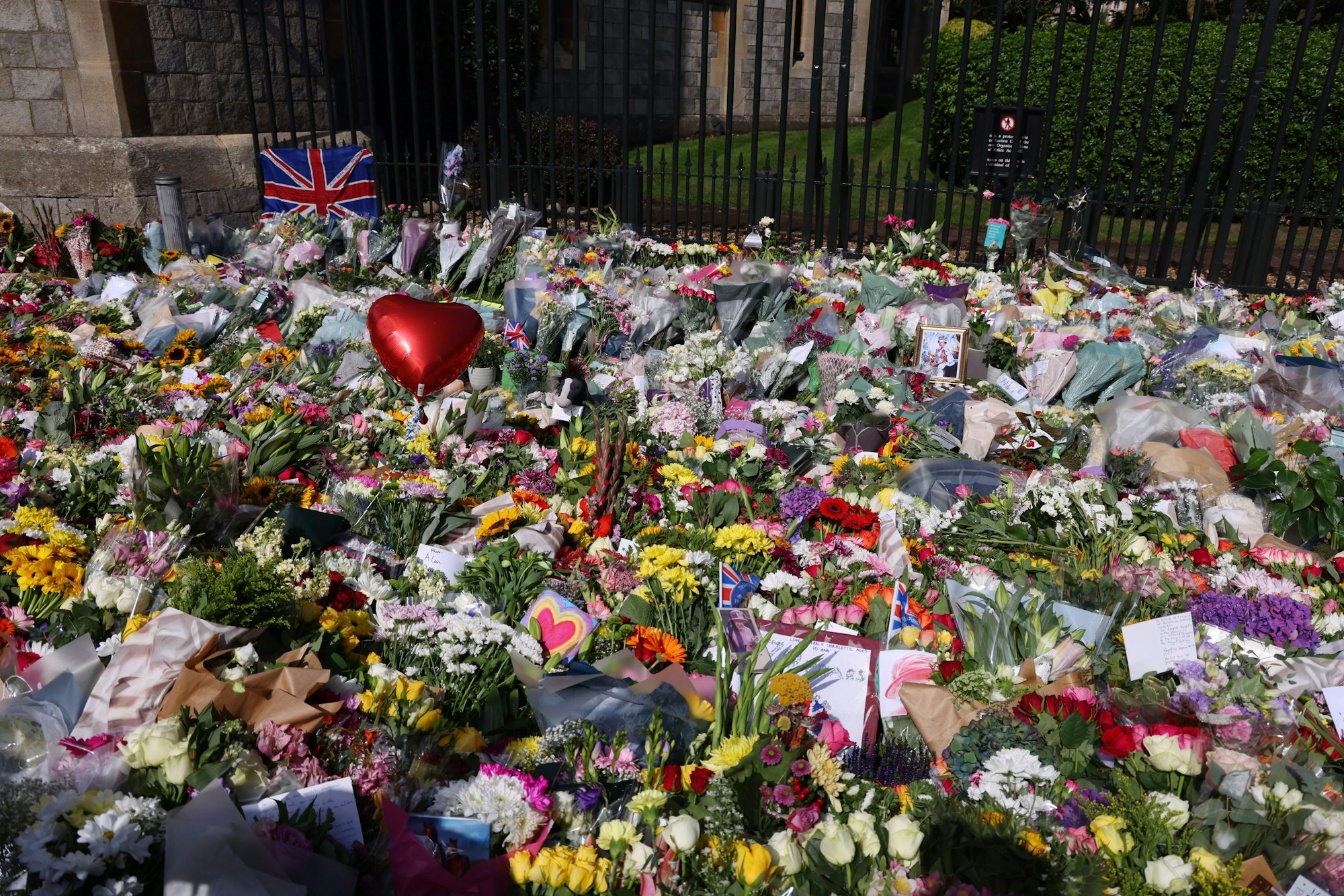 Vor Schloss Windsor stapelten sich am Freitag, 9. September, Blumen und Grußkarten im Gedenken an Queen Elizabeth II. (†96).