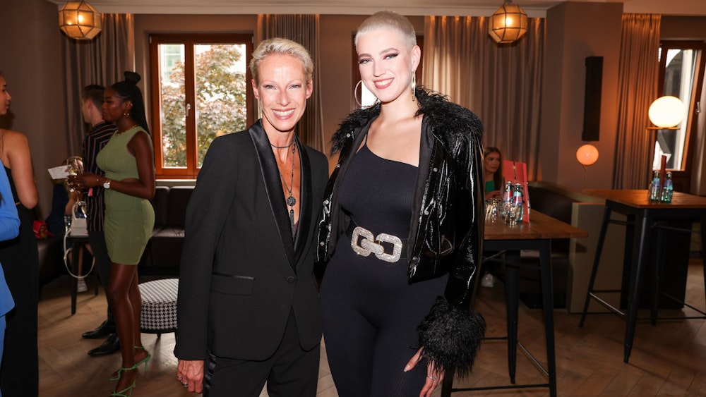 Martina Gleißenebner-Teskey (l) und Tochter Lou-Anne Gleißenebner-Teskey kommen zum Release des Soundtracks von "ARISE" im Friedrichstadt-Palast.