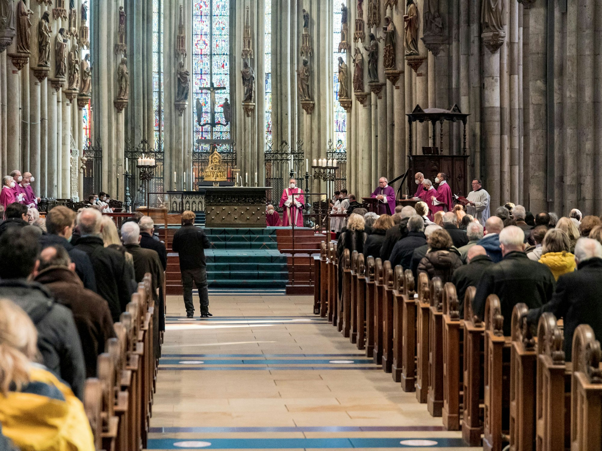 Eine Messe im Kölner Dom. Immer mehr Menschen treten in Nordrhein-Westfalen aus der Kirche aus.