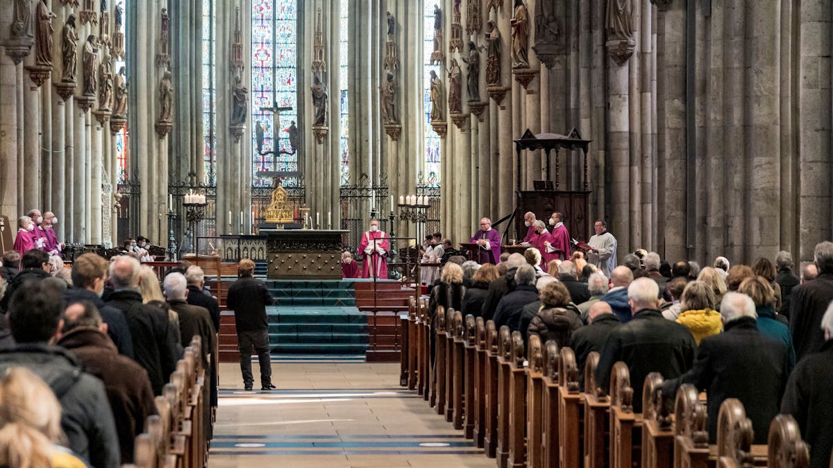 Eine Messe im Kölner Dom. Immer mehr Menschen treten in Nordrhein-Westfalen aus der Kirche aus.