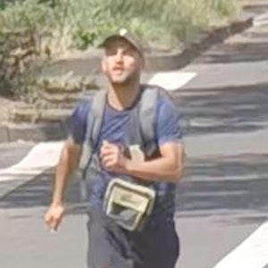 Ein Tatverdächtiger rennt am 24. Juni 2022 nach dem versuchten Raub einer Goldkette auf der Deutz-Mülheimer Straße in Köln davon. Die Polizei Köln sucht nach dem Mann.