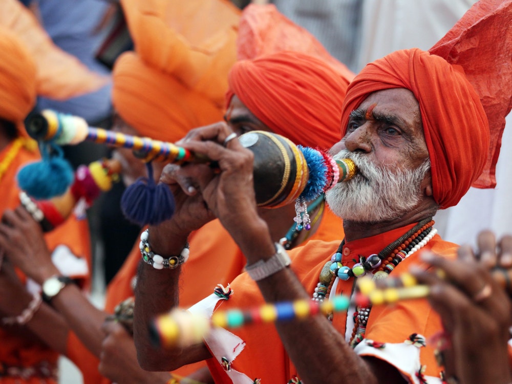 Auf diesem Symbolbild vom 08. Mai 2016 ist ein Musiker zu sehen, der im indischen Bundesstaat Haryana im Rahmen eines Festivals ein traditionelles Instrument spielt.