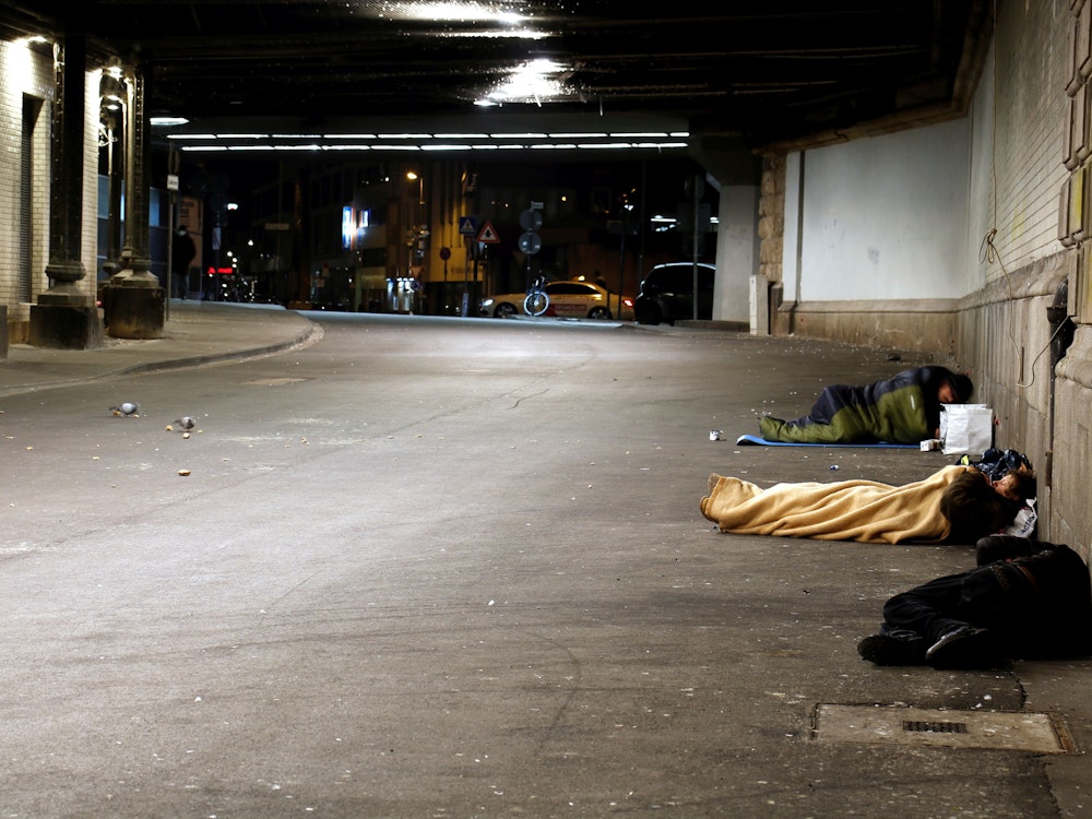 Obdachlose schlafen in der Nähe des Hauptbahnhofs in einer Unterführung, um sich vor der Kälte zu schützen.