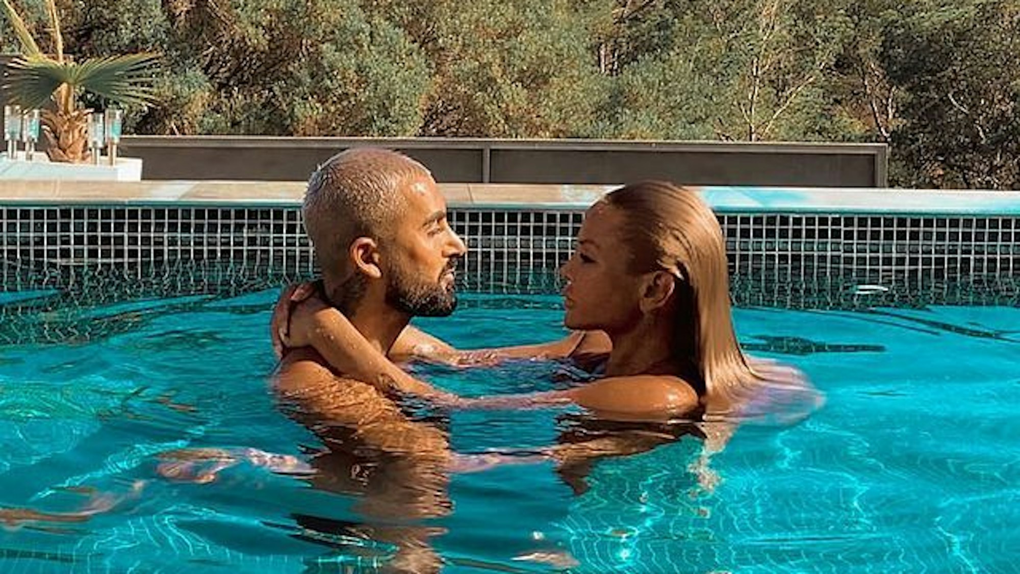 Influencerin Lisha zusammen mit Mann Lou im Pool auf Mallorca.
