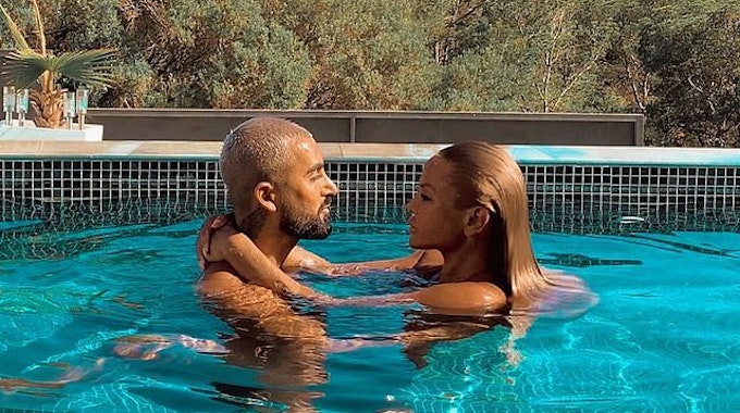Influencerin Lisha zusammen mit Mann Lou im Pool auf Mallorca.