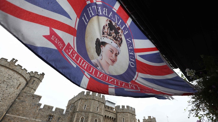 Die britische Flagge mit dem Konfertfei der Königin weht am 9. September 2022 auf halbmast an Schloss Windsor. Nach dem Tod von Elizabeth II. (†96) tritt nun König Charles III. an ihre Stelle.
