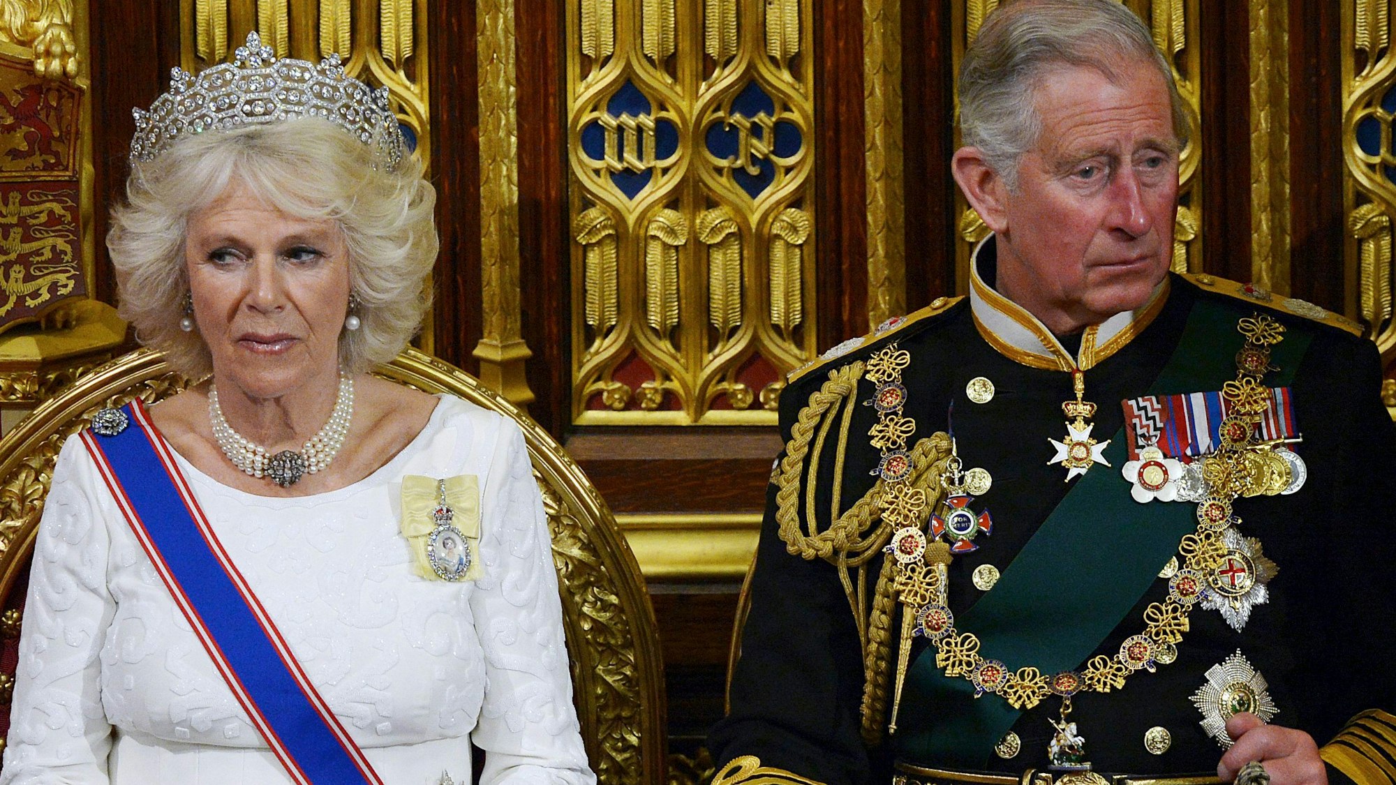 Auf Queen Consort Camilla und König Charles III., hier noch in ihrer Rolle als Herzogin und Herzog von Cornwall am 4. Juni 2014 bei der Parlamentseröffnung, wartet ein schweres Erbe.