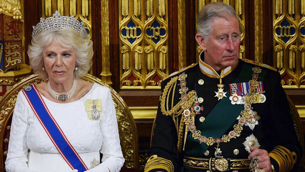 König Charles III. und Queen Camilla 2014 bei einer Sitzung des House of Lords; damals führten sie noch die Titel Prinz und Herzogin.