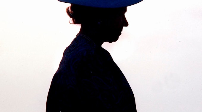 Gänsehautmoment bei der BBC. Großbritanniens öffentlich-rechtlicher TV-Sender unterbrach das laufende Programm im TV und Radio, um über den Tod der Königin zu informieren. Das Foto zeigt die Silhouette der Queen am 8. März 1989.