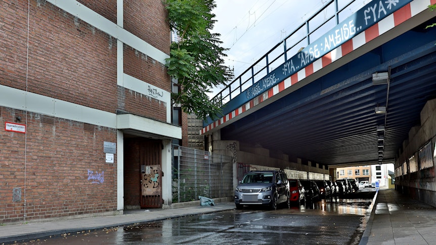 Ein Wasserschaden hat für den Fernverkehr zuständige Stellwerk des Köln Hauptbahnhof beschädigt.