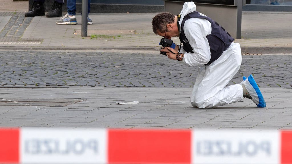 Ein Mitarbeiter der Spurensicherung fotografiert den&nbsp;Tatort.