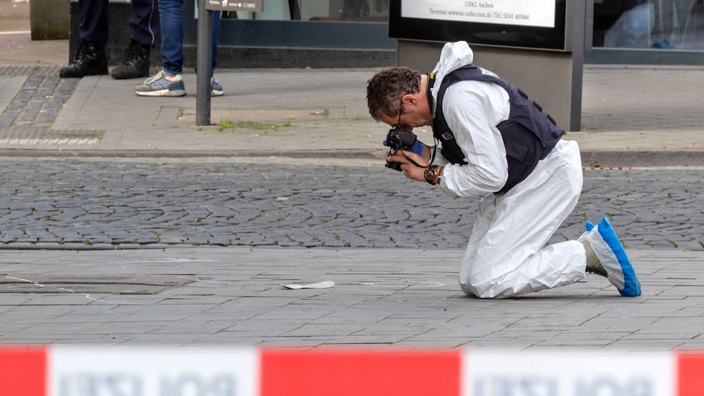 Ein Mitarbeiter der Spurensicherung fotografiert den&nbsp;Tatort.
