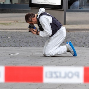 Ein Mitarbeiter der Spurensicherung fotografiert den Tatort.