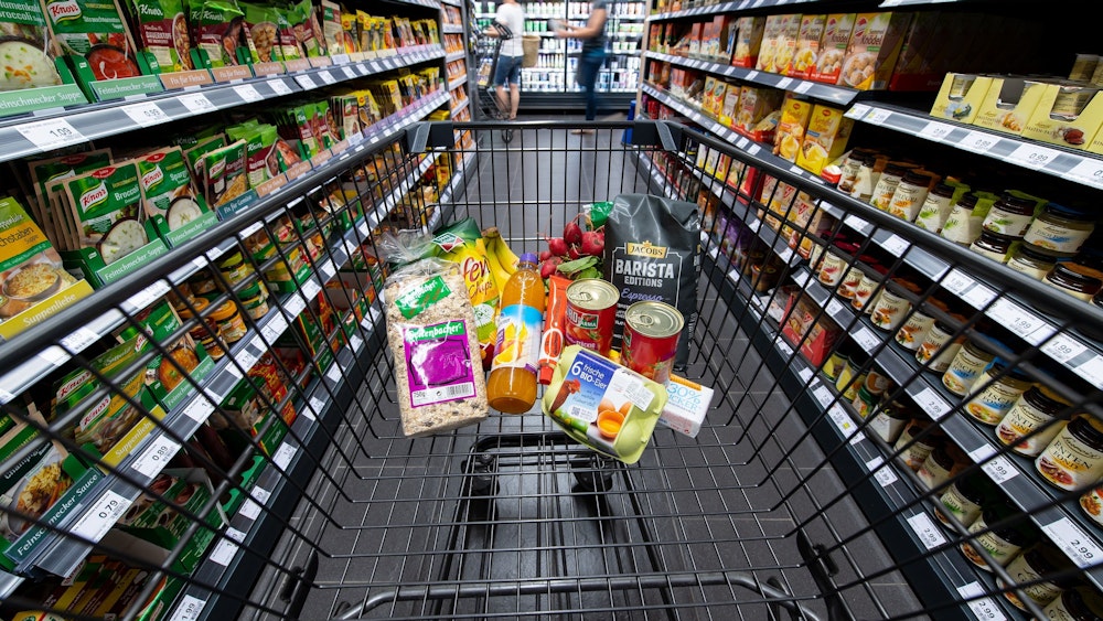 Verschiedene Lebensmittel liegen in unserem Symbolbild in einem Supermarkt in einem Einkaufswagen. Der Zoff zwischen Edeka und einem amerikanischen Mega-Konzern ging jetzt vor Gericht.