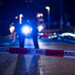 Ein Passant hat eine Leiche in der Ruhr entdeckt, noch ist unklar, wer die Person ist. Unser Symbolfoto zeigt einen Polizeieinsatz in Solingen.