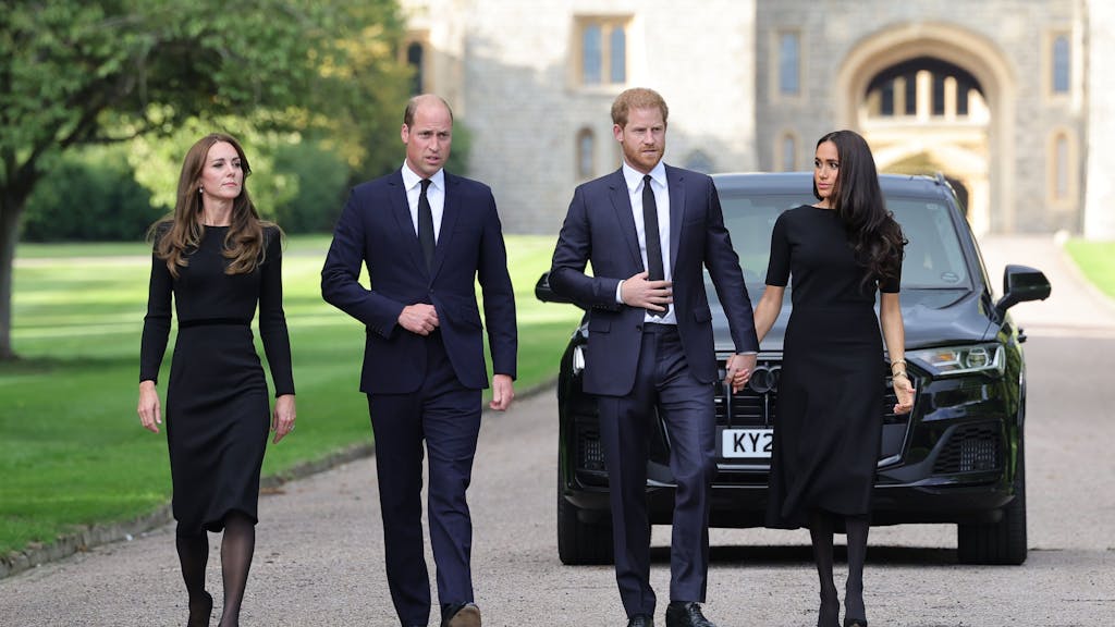 In der Trauer vereint: Prinz William und Prinzessin Kate (l.) zeigten sich am Samstag, 10. September 2022, erstmals seit langer Zeit gemeinsam mit Prinz Harry und Herzogin Meghan (r.). Sie nahmen in Windsor beileidsbekundungen entgegen.