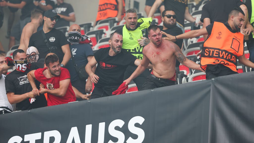 Ausschreitungen unter den Fans von Nizza und Köln sind vor Spielbeginn zu sehen.  